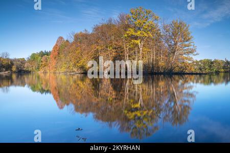 Image panoramique du magnifique et idyllique lac de Bensberg, Bergisch Gladbach, Allemagne Banque D'Images
