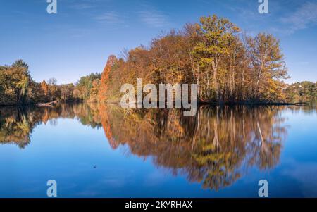 Image panoramique du magnifique et idyllique lac de Bensberg, Bergisch Gladbach, Allemagne Banque D'Images