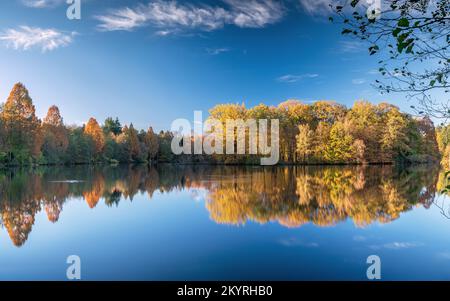 Image panoramique du magnifique et idyllique lac de Bensberg, Bergisch Gladbach, Allemagne Banque D'Images