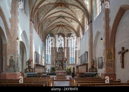 OBERWESEL, ALLEMAGNE - 4 OCTOBRE 2021 : vue à travers l'allée principale de l'église paroissiale Saint Martin sur 4 octobre 2021 en Allemagne Banque D'Images