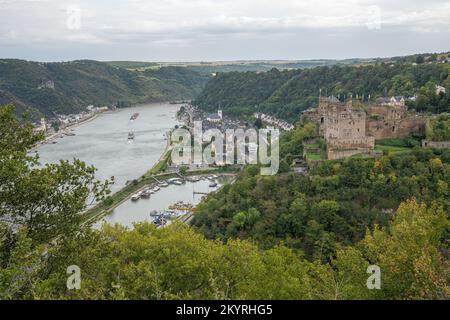 SANKT GOAR, ALLEMAGNE - 3 OCTOBRE 2021 : image panoramique de Sankt Goar avec château de Rheinfels contre ciel nuageux sur 3 octobre 2021 dans la vallée du Rhin, Banque D'Images