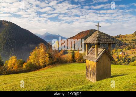 Un petit clocher en bois au premier plan d'un paysage de montagne. Parc national de Mala Fatra, près du village de Zazriva en Slovaquie, en Europe Banque D'Images