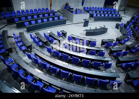 Berlin, Allemagne. 02nd décembre 2022. Le plénum du Bundestag peu avant le début de la session. Les sujets abordés incluent la lecture du droit de séjour 2nd/3rd et l'accélération des procédures d'asile. Credit: Kay Nietfeld/dpa/Alay Live News Banque D'Images