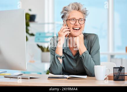 Appel téléphonique, bureau et femme d'affaires senior planification stratégie, projet ou proposition dans le livre. Joyeux, souriant et vieux directeur professionnel sur mobile Banque D'Images
