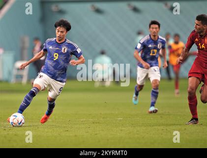 Kaoru Mitoma (9) du Japon et Rodri (16) de l'Espagne pendant la coupe du monde de la FIFA Qatar 2022 Groupe E match entre le Japon 2-1 Espagne au stade international de Khalifa à Al Rayyan, Qatar, 1 décembre 2022. Credit: FAR EAST PRESS/AFLO/Alamy Live News Banque D'Images