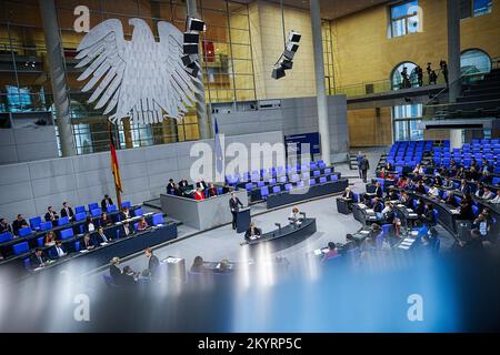 Berlin, Allemagne. 02nd décembre 2022. Les membres du Bundestag se réunissent en session plénière le thème est la lecture 2nd/3rd de la loi sur le séjour d'occasion et l'accélération des procédures d'asile. Credit: Kay Nietfeld/dpa/Alay Live News Banque D'Images