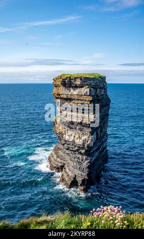 La pile de la mer de Dun Brit au large des falaises de Downpatrick Head dans le comté de Mayo - Irlande. Banque D'Images