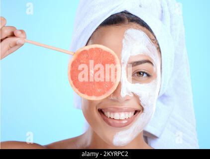 Femme, masque facial et pamplemousse soin de la peau pour le portrait de bien-être de beauté, les cosmétiques naturels et la dermatologie de luxe en studio. Modèle, soin du visage spa et Banque D'Images