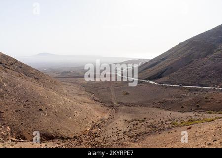 Paysage naturel de Lanzarote. La route va dans la distance. Vue depuis la terrasse d'observation - Mirador de Femes. Îles Canaries. Espagne. Banque D'Images