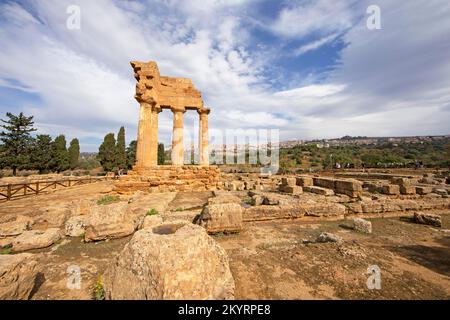 Valle dei Templi di Agrigento, Temple du Dioscuri ou Tempio di Castore e Polluce, Agrigento, Agrigento, Sicile, Italie, Europe Banque D'Images