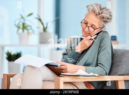 Appel téléphonique, document d'affaires et rapport de lecture de femme senior, note financière et programme pour la stratégie d'entreprise. Comptabilité de bureau, communication mobile Banque D'Images