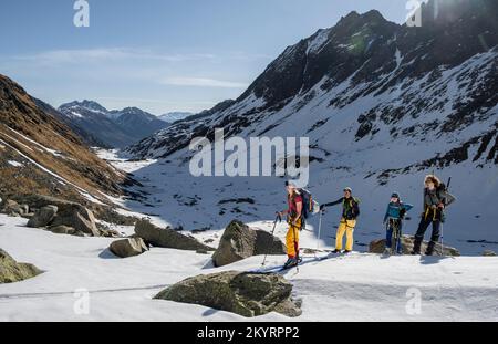 Randonnées à ski sur la montée, montagnes en hiver avec neige, Alpes de Stubai, Tyrol, Autriche, Europe Banque D'Images