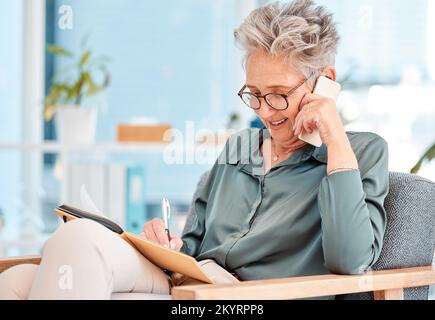 Femme principale, appel de bureau et chef de la direction communication téléphonique d'un avocat-conseil écrivant un horaire. Travail, appel téléphonique et travailleur juridique âgé parlant Banque D'Images