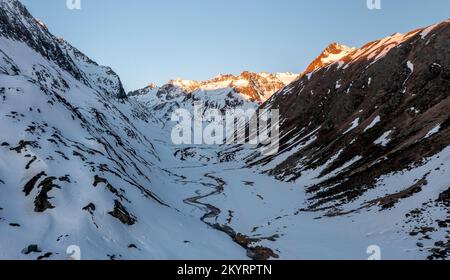 Ambiance nocturne, montagnes en hiver, vue aérienne, Franz-Senn-Hütte, vallée de Neustift im Stubai, Tyrol, Autriche, Europe Banque D'Images