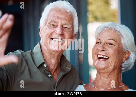 Vieux, couple et selfie avec un homme et une femme à la retraite riant et s'amusant à la maison avec joie. Photo, retraite et personnes âgées mari et femme prenant un Banque D'Images