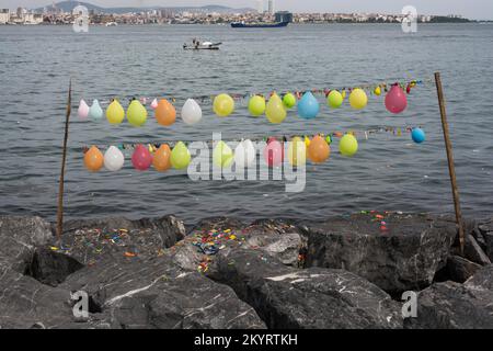 Jeu de tir ballon avec des ballons attachés sur une chaîne Banque D'Images