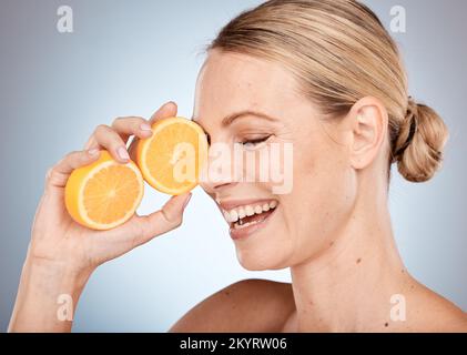 Soin de la peau, beauté et femme avec orange en studio pour le bien-être spa, la dermatologie et le soin du visage. Vitamine C, cosmétiques et bonne fille avec des fruits Banque D'Images