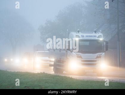 Kidderminster, Royaume-Uni. 2nd décembre 2022. Météo au Royaume-Uni : le brouillard dense et la brume sont lents à s'élever dans les Midlands. La circulation lente avec les feux allumés se déplace lentement pendant ces conditions brumeuses sur les autoroutes. Crédit : Lee Hudson/Alay Live News Banque D'Images