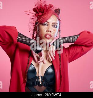 Punk, rock et mode créative de la femme noire en studio avec chapeau de filet, gants et vêtements rouges sur fond rose. Portrait du modèle esthétique avec Banque D'Images