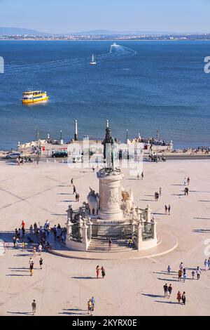 Praça do Comércio, place du Commerce à Lisbonne, capitale du Portugal. Vue aérienne, statue du roi José I et rivière Tage, rivière Tejo. Banque D'Images