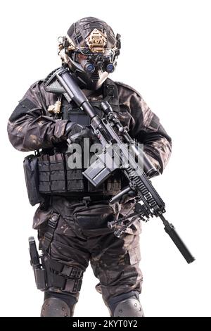 soldat entièrement équipé dans des vêtements et des équipements tactiques isolés sur fond blanc. Banque D'Images