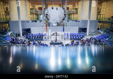 Berlin, Allemagne. 02nd décembre 2022. Les membres du Bundestag se réunissent en séance plénière. Le sujet est la lecture 2nd/3rd du droit de résidence et l'accélération des procédures d'asile. Credit: Kay Nietfeld/dpa/Alay Live News Banque D'Images