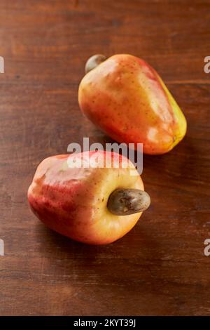 Deux fruits à noix de cajou mûrs sur une table en bois Banque D'Images