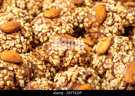 Biscuit aux amandes. Gros plan sur une pile de biscuits aux noisettes et aux amandes Banque D'Images