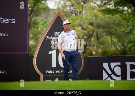 Jakarta, INDONÉSIE. 02nd décembre 2022. Mathiam Keyser, d'AFRIQUE DU SUD, débarque au trou 10 au cours de la ronde de 2nd des maîtres indonésiens BNI au club de golf Royale Jakarta à Jakarta, EN INDONÉSIE. Keyser fermera avec un quatre-moins de 68 pour prendre une part de la tête du club sur 11-under par. Crédit : Jason Butler/Alay Live News. Banque D'Images