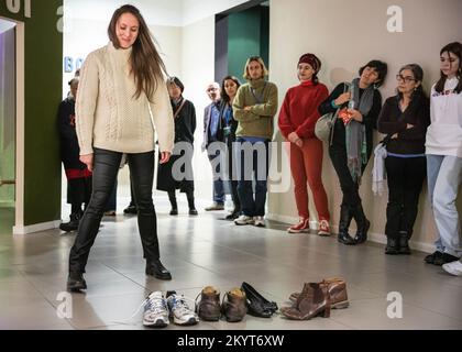 Londres, Royaume-Uni. 1st décembre 2022. L'artiste Yaryna Shumska et son œuvre d'art de performance, « My impersonal Story », explorent le traçage des histoires des membres de la famille et d'autres personnes et de leurs liens, en entrant dans leurs chaussures et en les déplaçant symboliquement dans le musée. Lancement de l'exposition au Musée de la migration, Londres. Nous sommes tous connectés est une exposition d'œuvres de six artistes ukrainiens, tous affiliés à l'Académie nationale des Arts de Lviv (LNAM), avec le thème commun de la migration et les choses qui nous relient tous. Credit: Imagetraceur/Alamy Live News Banque D'Images