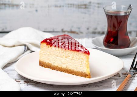 Cheesecake. Gâteau de New York. Cheesecake à la framboise sur fond de parquet. gros plan Banque D'Images