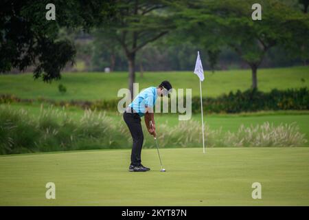 Jakarta, INDONÉSIE. 02nd décembre 2022. Sarit Suwannarut de THAÏLANDE puttes au trou 10 au cours de la ronde de 2nd les maîtres indonésiens BNI au club de golf Royale Jakarta à Jakarta, INDONÉSIE. Suwannarut fermera avec un cinq-moins de 67 pour prendre une part de la tête du club sur 11-sous la section. Crédit : Jason Butler/Alay Live News. Banque D'Images