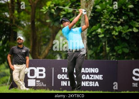 Jakarta, INDONÉSIE. 02nd décembre 2022. Sarit Suwannarut de THAÏLANDE débarque au trou 11 pendant le tour de 2nd des maîtres indonésiens BNI au club de golf Royale Jakarta à Jakarta, INDONÉSIE. Suwannarut fermera avec un cinq-moins de 67 pour prendre une part de la tête du club sur 11-sous-par. Crédit : Jason Butler/Alay Live News. Banque D'Images