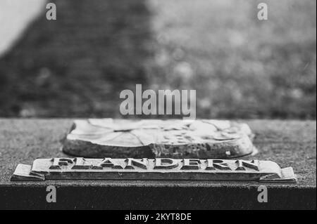 Yper, Belgique - 7 août 2021. Détail des monuments de guerre du cimetière de Langemark. Langemark est le plus célèbre cimetière allemand de la première guerre mondiale en Belgique. Banque D'Images