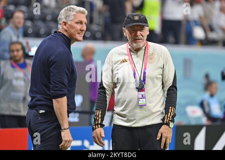 Al Khor, Katar. 01st décembre 2022. De gauche: Bastian SCHWEINSTEIGER avec Hermann GERLAND. Costa Rica (CRC) - Allemagne (GER) 2-4 Groupe Stage Groupe E, match 44 le 12/01/2022, stade Al Bayt. Coupe du monde de football 2022 au Qatar à partir de 20,11. - 18.12.2022 ? Credit: dpa/Alay Live News Banque D'Images