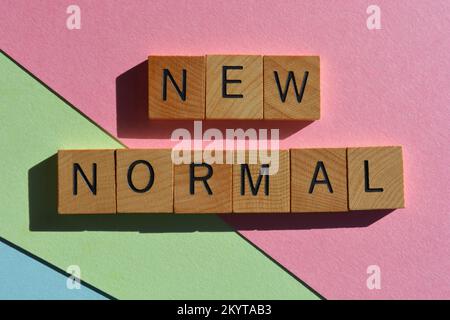 Nouveau Normal, mots en lettres de l'alphabet en bois isolées sur fond coloré Banque D'Images