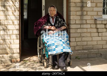 Vieille femme assise dans un fauteuil roulant qui a l'air triste et inquiet. Dépression, soins de santé et soins aux personnes âgées Banque D'Images