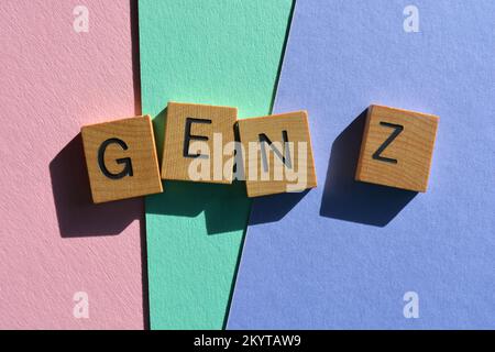 Gen Z, abréviation de Generation Z la cohorte de génération suivant les générations du millénaire en lettres de l'alphabet de bois isolées sur fond coloré Banque D'Images