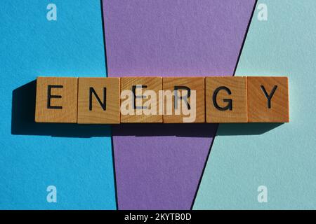 Énergie, mot en lettres de l'alphabet en bois isolées sur fond bleu et violet Banque D'Images