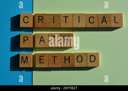 CPM, abréviation de Critical Path Method en lettres de l'alphabet en bois isolées sur fond bleu et vert Banque D'Images