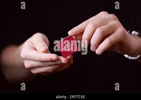 Mains Mans tenant une petite boîte carrée avec une copie vide espace pour le texte couleur de l'année 2023 dans un cadre blanc et le design isolé sur fond sombre Banque D'Images