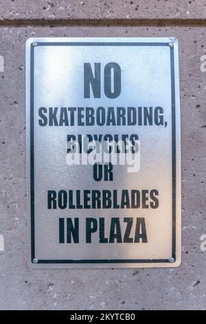 San Antonio, Texas - pas de skateboard, de vélo ou de roller dans la signalisation Plaza. Signalisation en métal argenté sur un mur en béton à l'arrière-plan. Banque D'Images