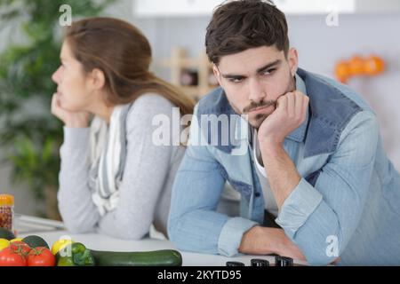 couple dans la cuisine ignorant l'un l'autre après un argument Banque D'Images