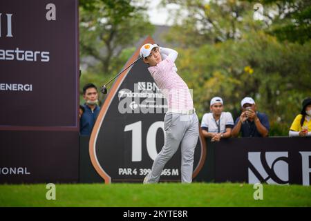 Jakarta, INDONÉSIE. 02nd décembre 2022. Jazz Janewattananond de THAÏLANDE débarque au trou 10 pendant le tour de 2nd les maîtres indonésiens BNI au club de golf Royale Jakarta à Jakarta, INDONÉSIE. Janewattananond conclurait avec un cinq-moins de 67 pour prendre une part de la troisième position sur 8-par. Crédit : Jason Butler/Alay Live News. Banque D'Images