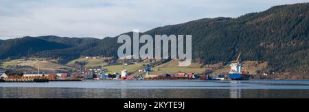 Port d'Orkanger, Norvège. Terminal à conteneurs par beau temps. Paysage norvégien côtier, photo panoramique Banque D'Images