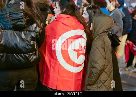 Paris, France, 01/12/2022. Les supporters marocains et tunisiens célèbrent la qualification du Maroc pour la coupe du monde de la FIFA au Qatar, sur les champs-Elysées, à Paris. Pierre Galan/Alamy Live News Banque D'Images