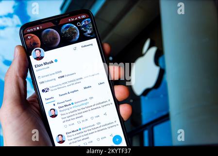 Barcelone, Espagne. 29th novembre 2022. Barcelone, Espagne - 29 novembre 2022: Dans cette photo illustration milliardaire entrepreneur page Twitter d'Elon Musk est vu sur un écran de smartphone avec le logo Apple en arrière-plan. Elon Musk s'est plaint sur les médias sociaux de Apple Power et des commissions que l'entreprise charge sur son Apple App Store. (Photo par Davide Bonaldo/Sipa USA) (photo par Davide Bonaldo/Sipa USA) crédit: SIPA USA/Alay Live News Banque D'Images