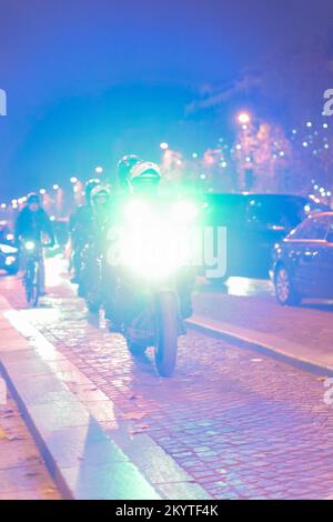 Paris, France, 01/12/2022. Les supporters marocains et tunisiens célèbrent la qualification du Maroc pour la coupe du monde de la FIFA au Qatar, sur les champs-Elysées, à Paris. Pierre Galan/Alamy Live News Banque D'Images