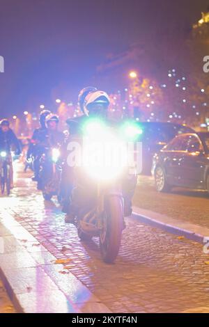 Paris, France, 01/12/2022. Les supporters marocains et tunisiens célèbrent la qualification du Maroc pour la coupe du monde de la FIFA au Qatar, sur les champs-Elysées, à Paris. Pierre Galan/Alamy Live News Banque D'Images