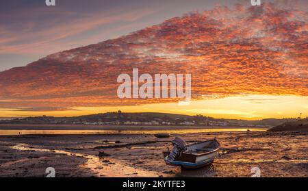 Appledore, North Devon, Angleterre. Vendredi 2nd décembre 2022 - après une nuit, le ciel de l'aube devient orange au-dessus de l'estuaire de la rivière Torridge dans les villages côtiers d'Appledore et d'Insow. Crédit : Terry Mathews/Alay Live News Banque D'Images